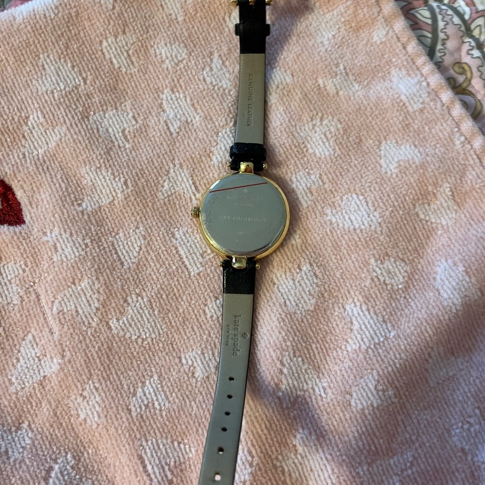 Kate Spade ladies watch
Needs battery
With box
Leather band
Beautiful - Picture 3 of 7